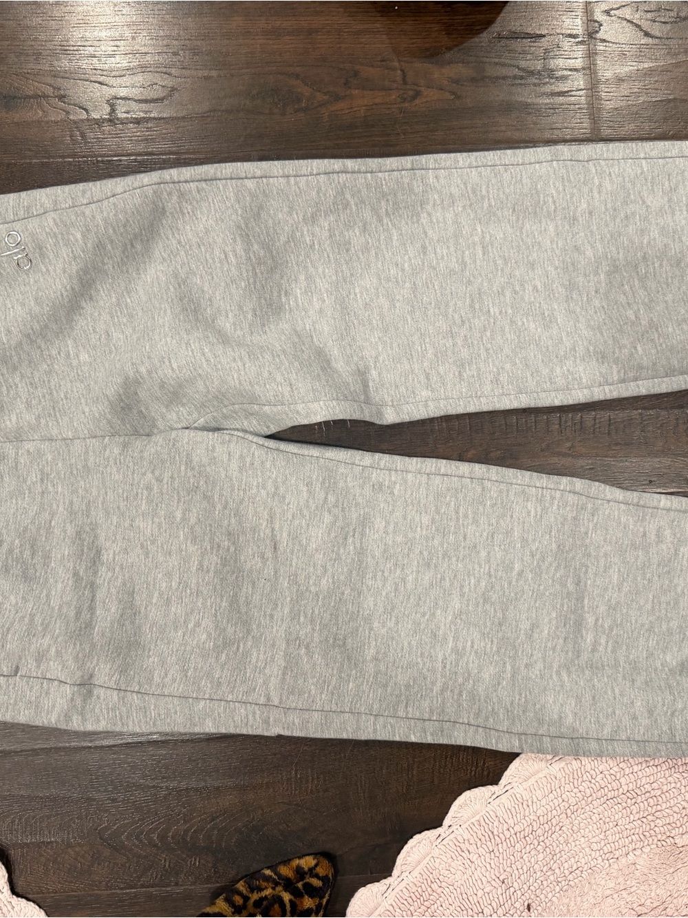 ALO Yoga women’s  Light Gray Sweatpants - Cozy Joggers